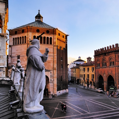 Italiensk by Cremona i en provins i Lombardia.