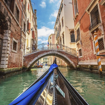 Venezia, Italia. Utsikt fra gondolbanen under turen gjennom kanalene.
