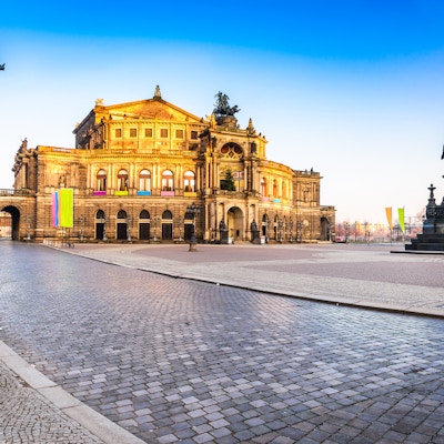 Dresden, Operahuset Semper på en solrik dag med blå himmel. Tyskland landemerke.