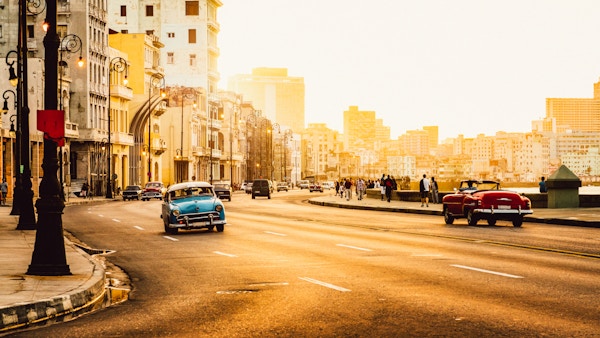 Trafikk på Malecon-veien, Havanna, Cuba, ved solnedgang. Malecon (Avenida de Maceo) er 8 km fra Havana Harbor i Old Havana og slutter ved Vedado.