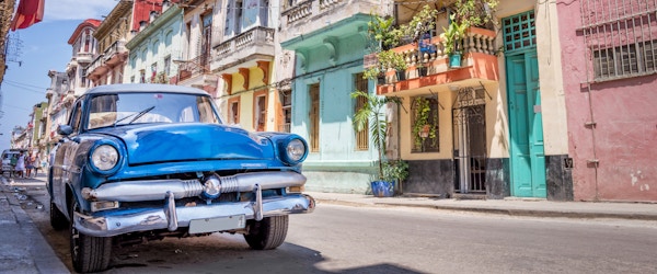 Vintage klassisk amerikansk bil i Havanna, Cuba