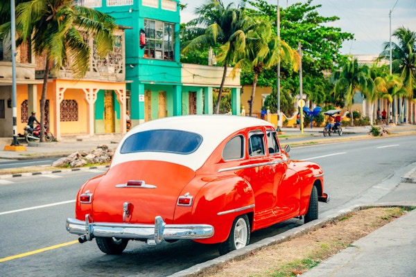 Rød amerikansk parkeringsplass ved en gate i Cienfuegos, Cuba