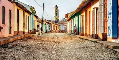 en rekke fargerike hus i Trinidad, Cuba