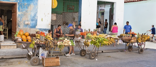 Camaguey, Cuba - 23. januar 2007: Fargerikt gatemarked med frukt og grønnsaker i det historiske sentrum av Camaguey, en av de vakreste byene på Cuba. Byen har vært på UNESCOs verdensarvliste siden 1988.