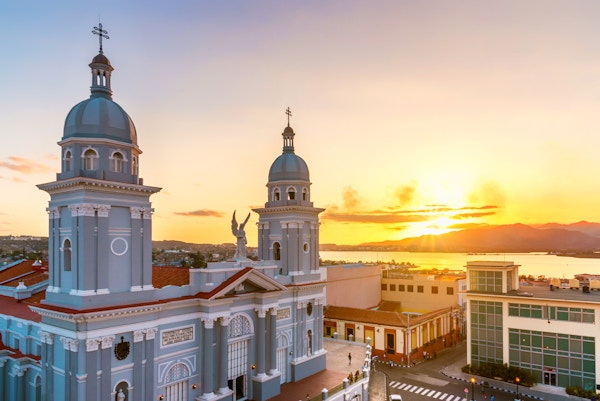 panoramautsikt, Santiago de Cuba, katedral, historie, arkitektur og landskap