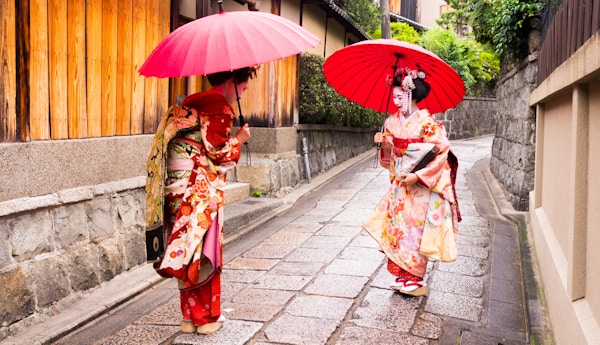hilsen til to unge maiko-damer i den gamle gaten i Kyoto.