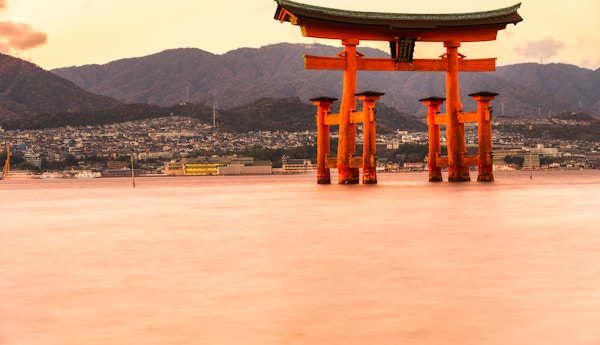 Miyajima, den berømte flytende Torii-porten, Japan.