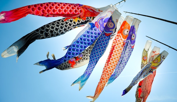 Tradisjonell koi-formet japansk kite kalt koinobori på en blå himmel i Hiroshima