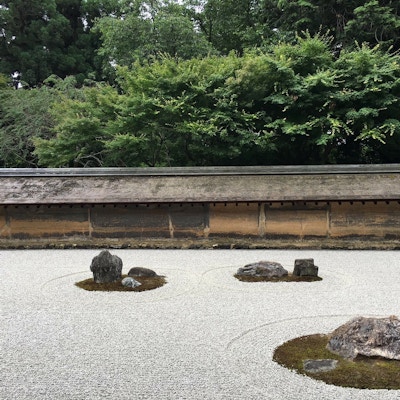 Steiner og grus i symmetri i tempel