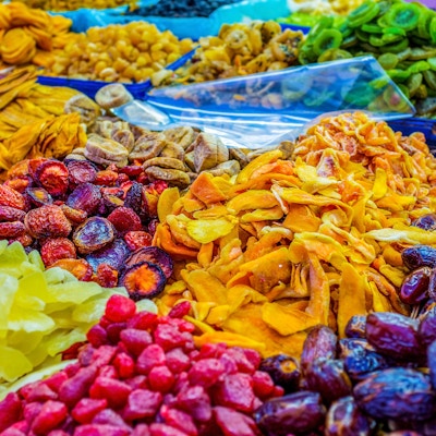 De søte tørkede fruktene i båsen av Carmel-markedet, Tel Aviv, Israel.
