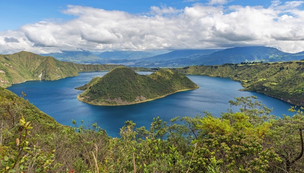 Cuicocha-kratersjøen eller lagunen med Teodoro Wolf og Yerovi-øyene langs den 5 timer lange vandringen nær Otavalo, nord for Quito, Ecuador.