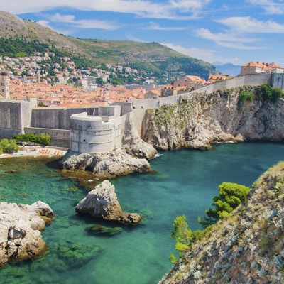 Det asurblå havet i bukten utenfor Dubrovnik