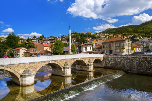 Gamlebyen i Sarajevo - Bosnia-Hercegovina - arkitektur i bakgrunnen