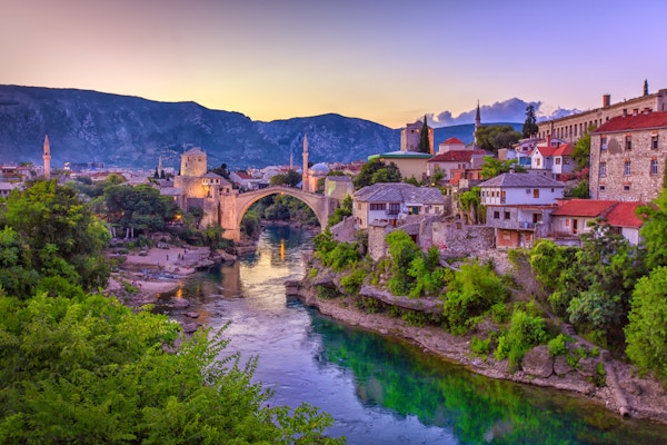 Neretva-elven slynger seg gjennom den gamle UNESCO-listede Mostar-broen i Bosnia-Hercegovina.