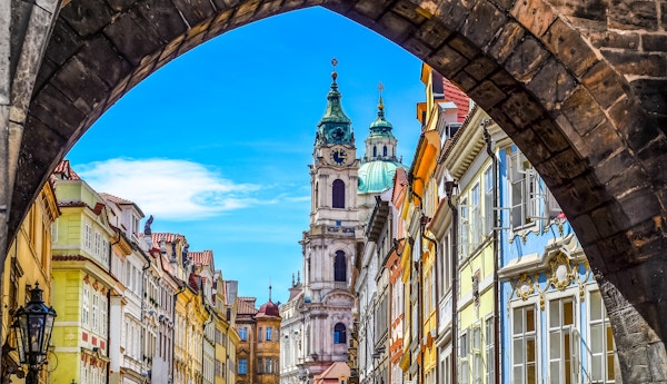 Utsikt over fargerik gammel by i Praha hentet fra Charles bridge, Tsjekkia