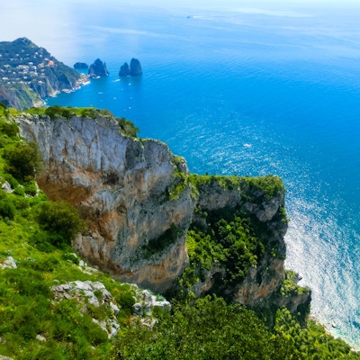 Utsikt fra en klippe på øya Capri, Italia, og svaberg i sjøen