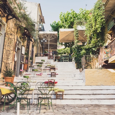 Sjarmerende gate med kafébord, Plaka-distriktet, Athen, Hellas