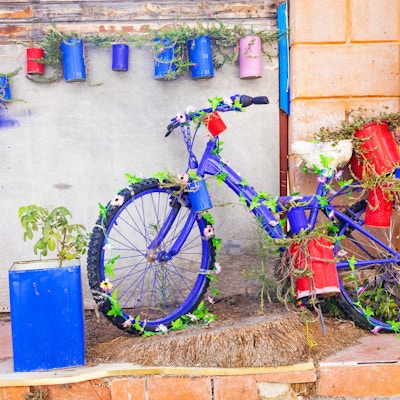 Blomsterdekorasjon med gammel sykkel, Hellas.