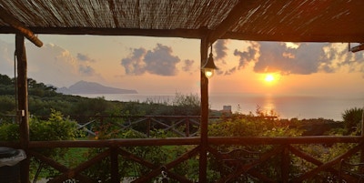 Utsikt fra en terrasse over solnedgang