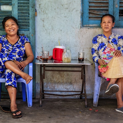 To vietnamesiske kvinner som drikker kaffe sammen, Mekong River Delta, Vietnam