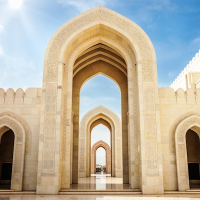 Arches of Sultan Qaboos Grand Mosque i Muscat, Oman, Midtøsten, Arabia.