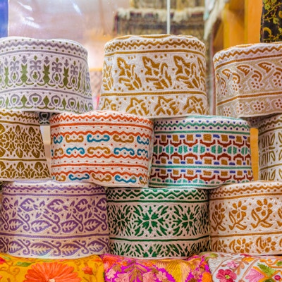 Fargerike omanske capser på utstilling under Ramadan.