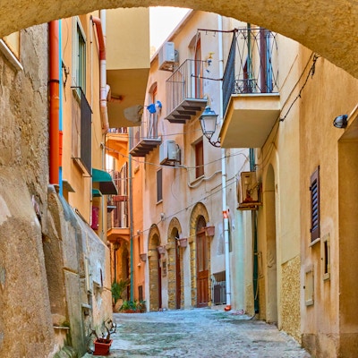 Pittoresk gammel gate i Cefalu, Sicilia, Italia