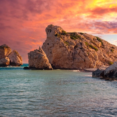 Steinformasjoner i havet på Kypros, solnedgang i bakgrunnen