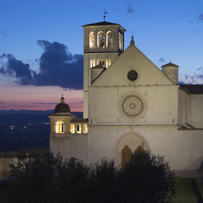 Den pavelige basilikaen av St. Francis av Assisi etter solnedgang (Assisi, Umbria, Italia)