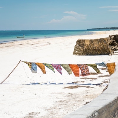 Vakker utsikt på Diani-stranden. Pareos- tøystykker vaier i vinden.