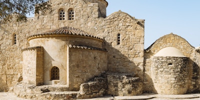 Steinkirke på Kypros med flotte buer og bysantinsk stil