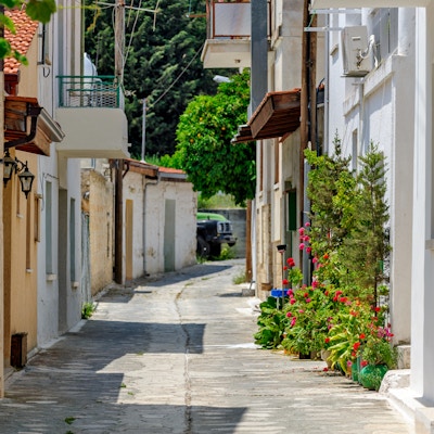 Smal gate med hvite hus i den gamle landsbyen Omodos på Kypros