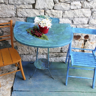 To stoler og et bord foran en murvegg