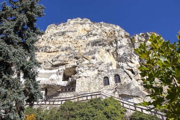 Middelalderbasarbovo klippekloster dedikert til Saint Dimitar Basarbowski, Ruse-regionen, Bulgaria