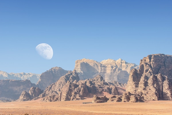 utrolig månelandskap med enorm måne i landsbyen Wadi Rum i den jordanske røde sandørkenen. Wadi Rum også kjent som Månedalen, Jordan - Image