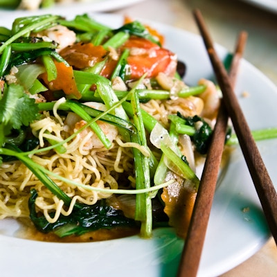 Tallerken i asiatisk stil med nudler, grønnsaker, reker og spisepinner