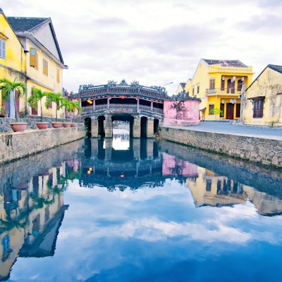 Hoi An er en by på Vietnams sentrale kyst kjent for sin godt bevarte antikke by, gjennomskåret med kanaler. Den tidligere havnebyens smeltepotthistorie gjenspeiles i sin arkitektur, en blanding av epoker og stiler fra kinesiske shophouse i tre og templer til fargerike franske kolonibygninger, utsmykkede vietnamesiske rørhus og den ikoniske japanske overbygde broen med sin pagode.