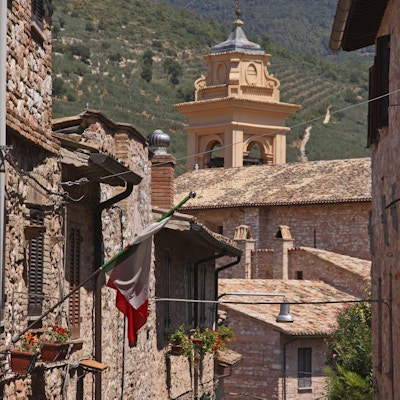 Gateutsikt fra den historiske byen Spello i Umbria, Italia.