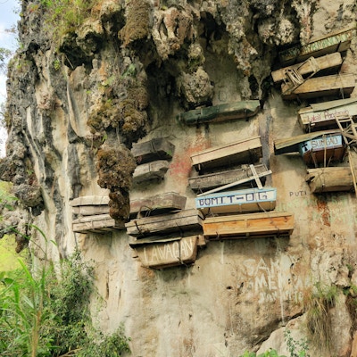 Philippinos i fjellregionen Sagada pleide å henge kister med sine døde nedover en klippe som en gravtradisjon i Echo Valley, Sagada, Northern Luzon, Filippinene