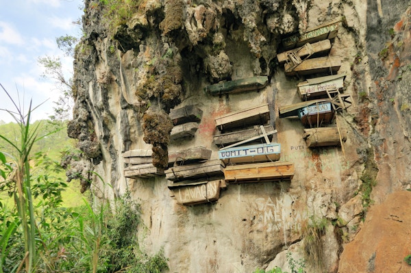 Philippinos i fjellregionen Sagada pleide å henge kister med sine døde nedover en klippe som en gravtradisjon i Echo Valley, Sagada, Northern Luzon, Filippinene
