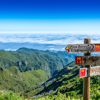 Skilt på toppen av øya Madeira som viser vei til Pico Ruivo, Ilha og Achada do Teixeira