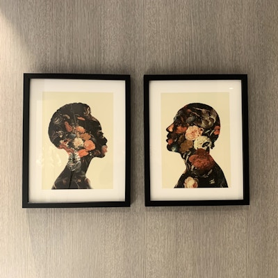To bilder med silhuetter på vegg.