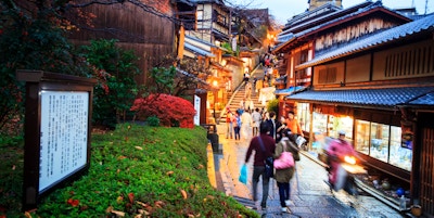 Turister går på en gate som fører til Kiyomizu-tempelet, et kjent tempel i Kyoto, bygget i år 778