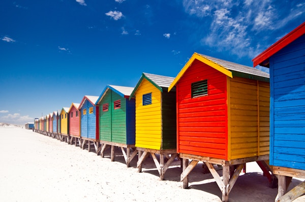 "Muizenberg fargerike strandhytter i Cape Town, Sør-Afrika."
