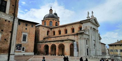 Katedralen og Ducal-palasset i Urbino sett fra torget utenfor