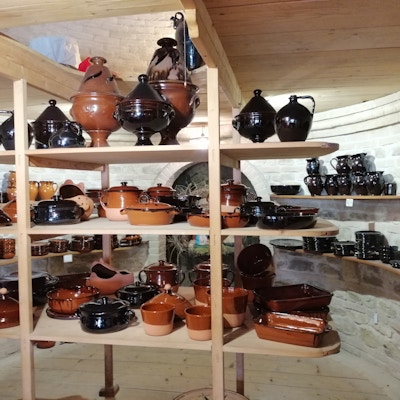 Keramikk og terrakotta lagres i hyller på verkstedet til Beatrice i Fratte Rossa