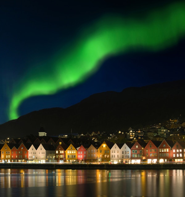 Nordlys - Aurora borealis over Bryggen i Bergen, Norge.