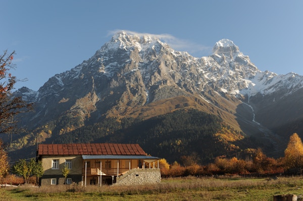 Gran Hotel Ushba med storslått beliggenhet vet foten av det 4710-meter høye Osjba-fjellet i Svaneti, Georgia