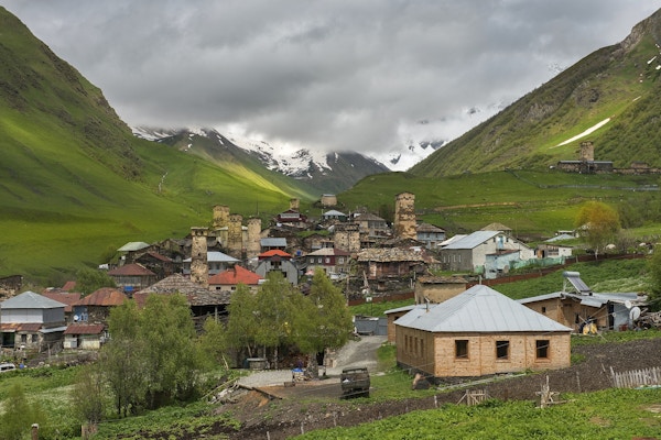 Ushguli - den høyeste bebodde landsbyen i Europa, Enguri-ravinen i Øvre Svaneti, Georgia - oppført på UNESCOs verdensarvliste