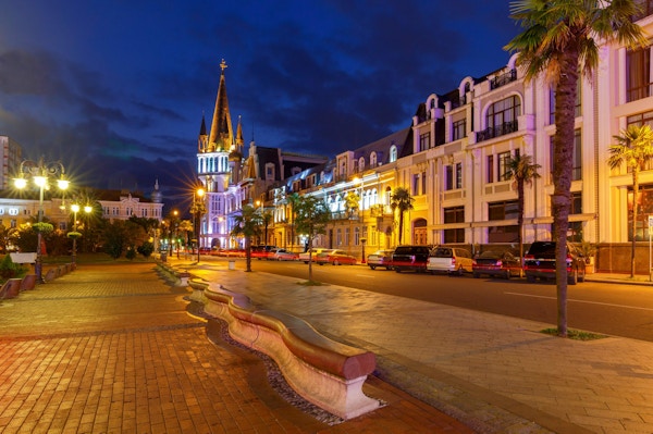 Utsikt over Europa-torget i nattbelysningen. Batumi. Georgia.